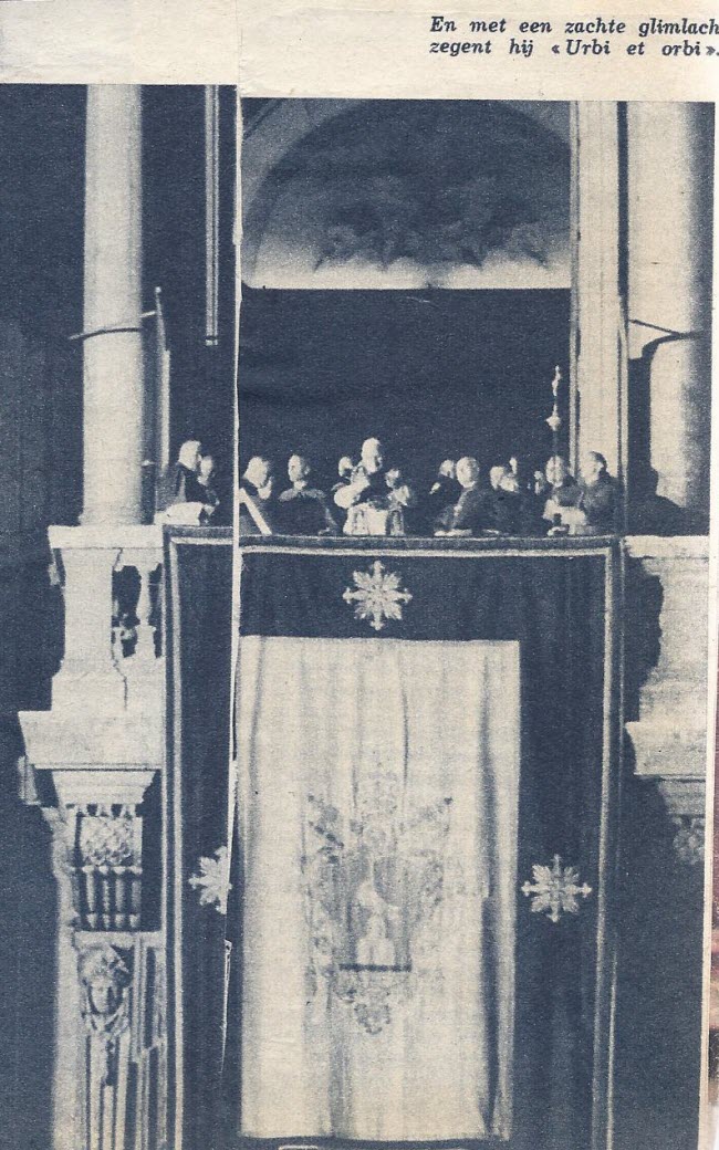 Nieuwe paus Johannes XXIII zegent de menigte