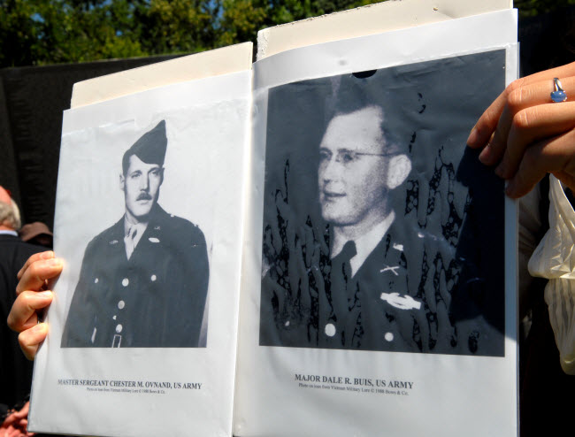 Eerste Amerikaanse soldaten die sneuvelen in Vietnam: Sgt. Chester Ovnand en Maj. Dale Buis, hier op een foto gedragen tijdens de 50-jarige herdenking 