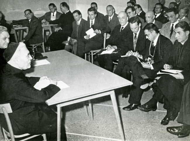 Kardinaal Tardini tijdens de eerste persconferentie op het Vaticaan op 30-10-1959