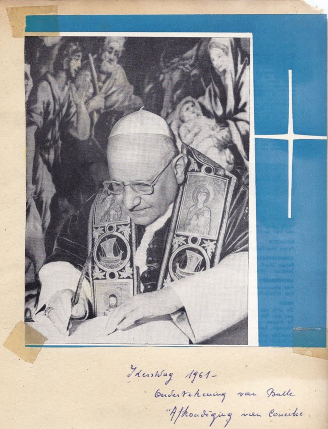 Johannes XXIII ondertekent de apostolische constitutie Humanae Salutis waarmee het Tweede Vaticaans Concilie officieel bijeengeroepen wordt