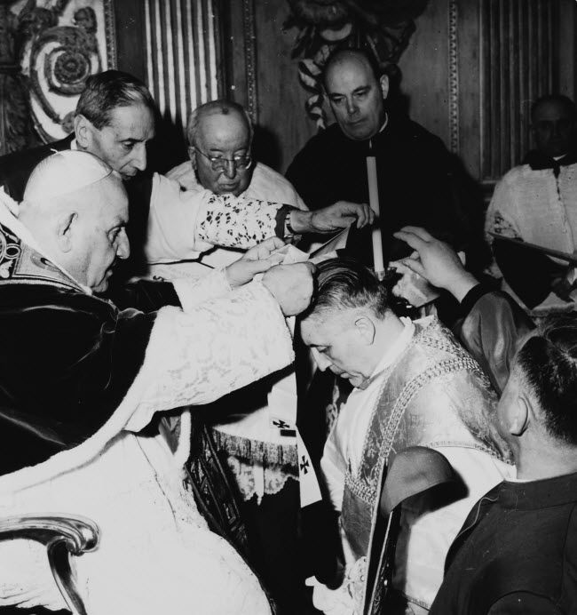 Suenens bij zijn creatie tot kardinaal door paus Johannes XXIII in 1962