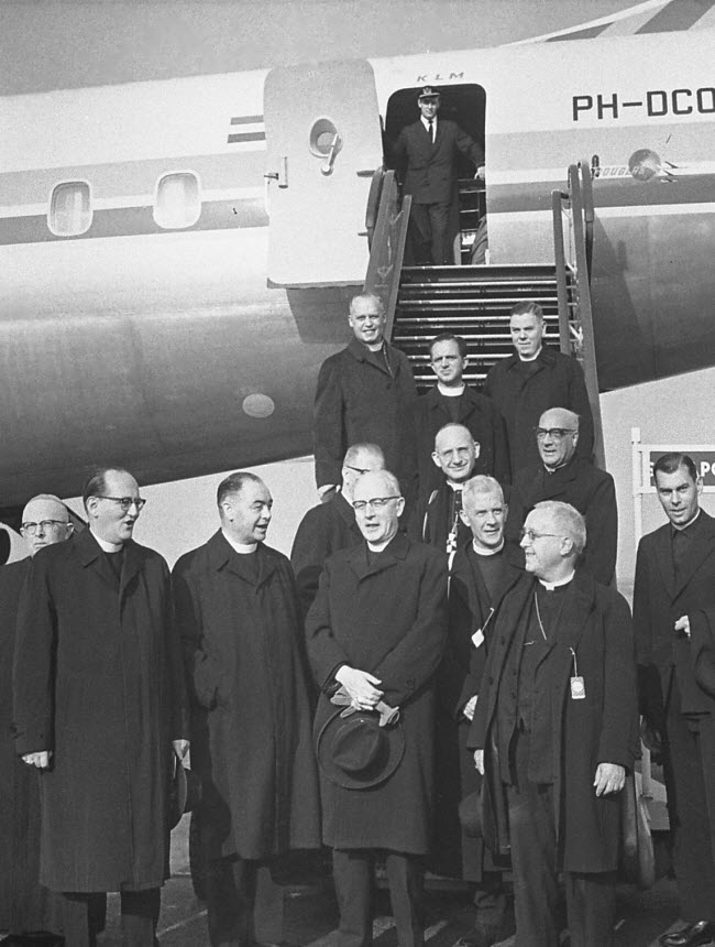 Nederlandse bisschoppen vertrekken naar het Concilie van op Schiphol, 9 oktober 1962