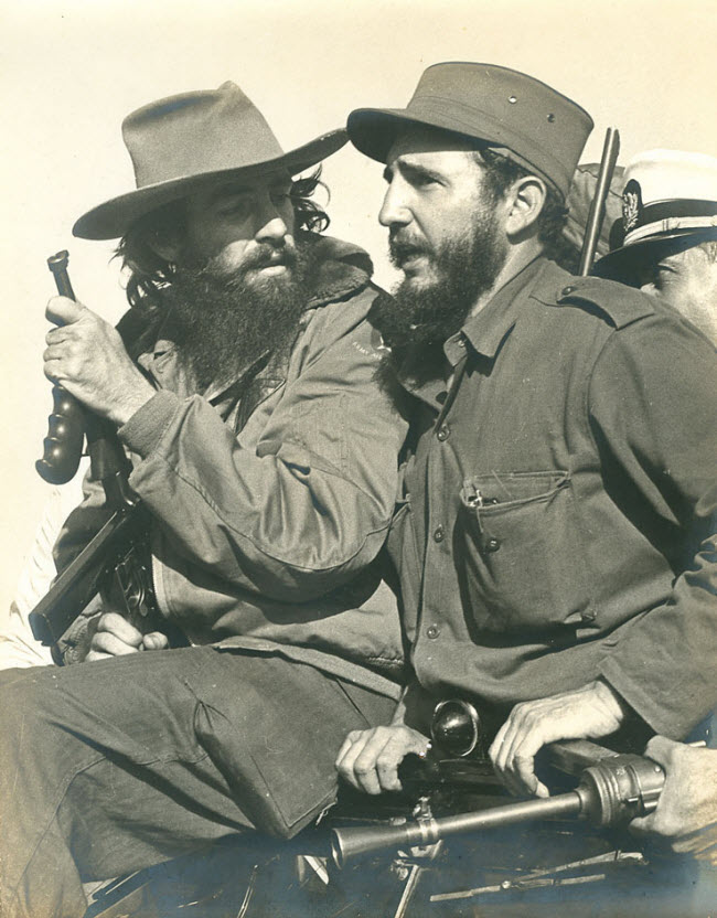 Fidel Castro en Camilo Cienfuegos (links) trekken Havana binnen op 08-01-1959