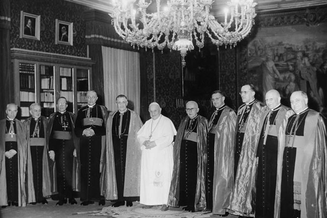 Belgische bisschoppen bij Johannes XXIII tijdens de eerste zittijd van het Concilie in 1962, van links naar rechts Mgr. De Kesel, Van Waeyenbergh, Himmer, Calewaert, Suenens, Johannes XXIII, Charue, De Smedt, van Zuylen, Daem, Musty