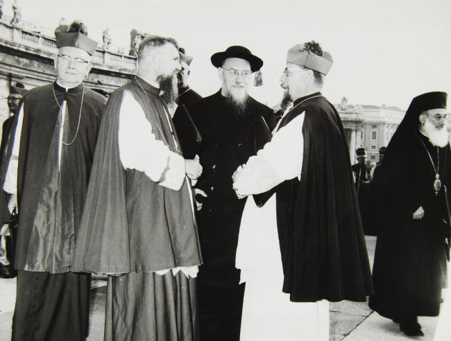 Frans Odo De Wilde tijdens het Concilie (tweede van rechts)